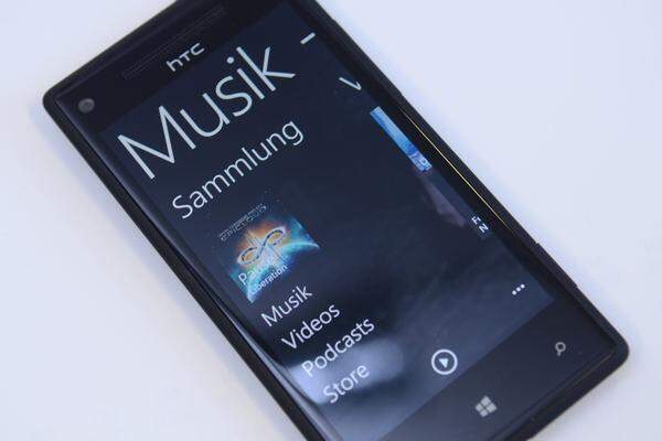 Eine der neuen Apps ist die Musikanwendung. Sie nennt sich nun "Xbox Music" und ist ein Streaming-Dienst, der mit Anbietern wie Spotify konkurriert. Die verfügbaren Tracks sind recht umfassend, Playlists sind quer über alle Geräte, die den Dienst unterstützen, verfügbar. Das sind derzeit aber nur Modelle mit Windows Phone 8 und Windows 8.