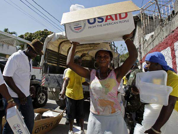 Unterdessen mehren sich Proteste von Erdbebengeschädigten, die bei der Verteilung von Hilfsgütern bisher leer ausgangen sind. Sie werfen der haitianischen Regierung vor, nichts zur Linderung ihrer Not unternommen zu haben.