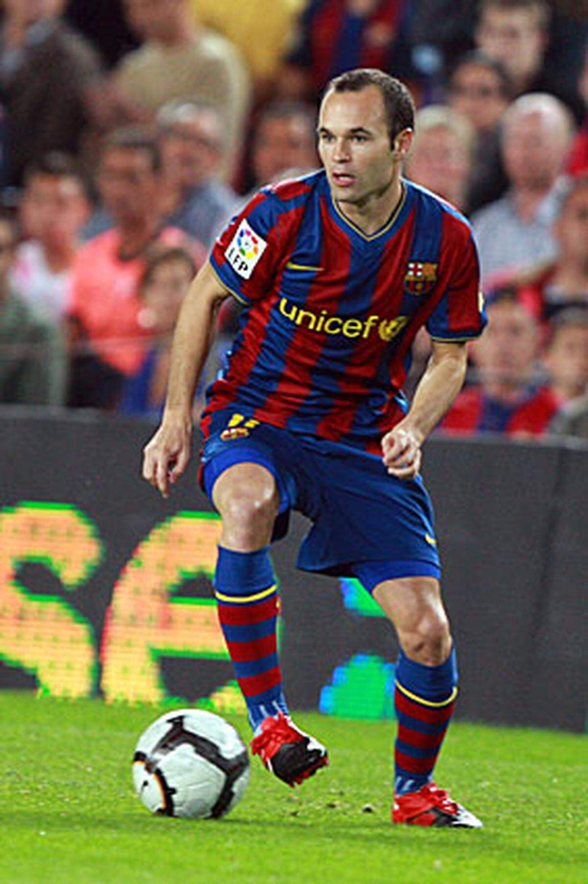 Nationalität: Spanien  Verein: FC Barcelona  Geboren am: 11.5.1984  Position: Mittelfeld  Andrés Iniesta Luján fällt weniger durch Tore als durch Vorlagen auf. Zum Lohn ist er einer der sieben Kandidaten, die 2009 für Barca im Einsatz waren.