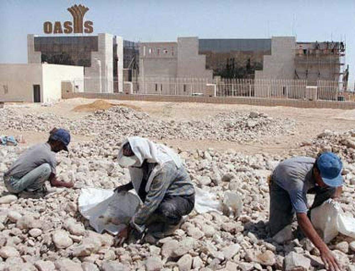 Das inzwischen legendäre "Oasis"-Casino erwies sich als Goldgrube. Weil Glücksspiel in Israel verboten ist, pilgerten täglich 8000 Glücksritter - vor allem aus Israel - in den Spielpalast. Erst mit Ausbruch der zweiten Intifada im Oktober 2000 musste das Casino (bis heute) schließen.