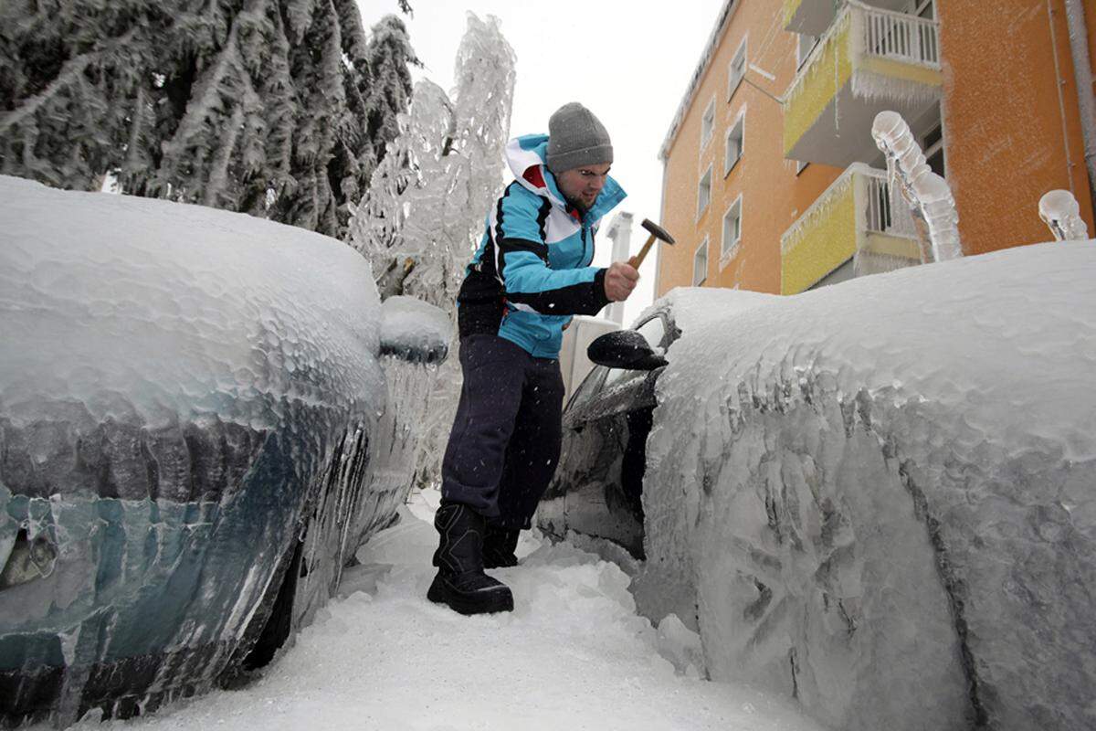 Slowenien bleibt die Eis-Hauptstadt Europas. Am Donnerstag waren im ganzen Land mehr als 45.000 Haushalte weiterhin ohne Strom. Am schlimmsten blieb die Lage im Westen des Landes.