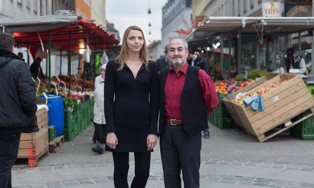  Ivana Pilić, künstlerische Leiterin der Brunnenpassage, und der kurdische Koch Sakir Turan auf dem Brunnenmarkt. Der künftige mobile Würstelstand soll durch Wien touren.