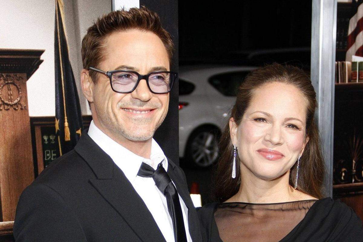 Hollywoodstar Robert Downey junior und seine Frau Susan sind Eltern eines kleinen Mädchens geworden. "Mädchen Freude", twitterte der Schauspieler. Er verriet auch gleich den Namen: Avri Roel Downey. Sie sei so hübsch wie Mama und habe Grübchen wie sein Onkel Jim, schrieb der "Iron Man"-Star. Geboren wurde sie am 4. November.