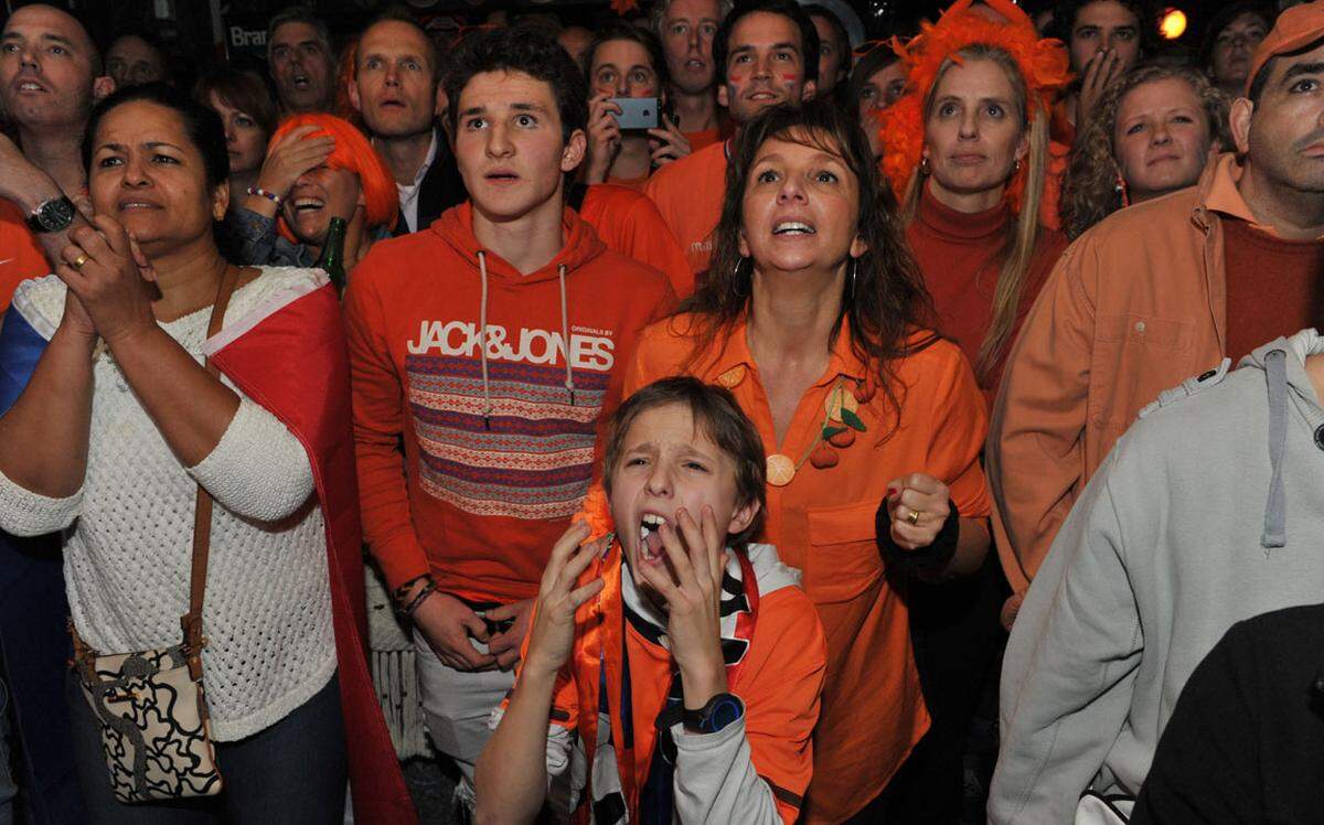 Und auch die niederländischen Fans können nicht glauben, so kurz vor dem Finale am Elfmeterschießen gescheitert zu sein.