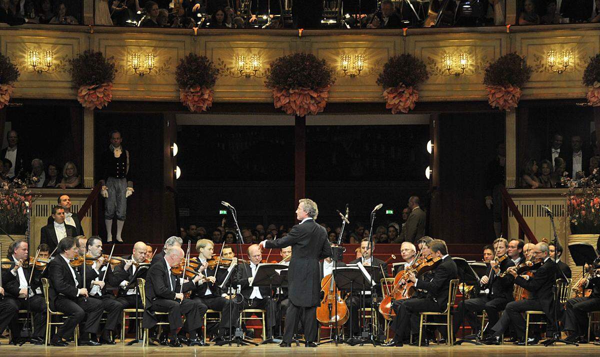 Die Wiener Philharmoniker spielten unter Dirigent Franz Welser-Möst zum ersten Mal seit 1873 wieder auf einem Opernball.