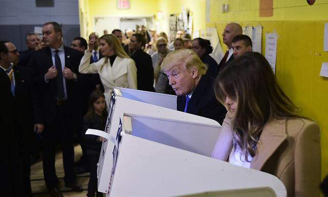 Donald Trump und seine Frau Melania wählten in Manhattan.