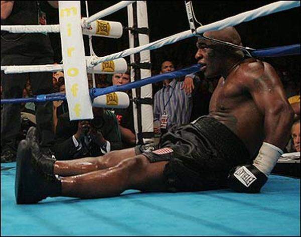 2003 erklärt Tyson seinen Bankrott. Geldsorgen trieben in 2004 zu einem neuerlichen Comeback. 2005 verliert er seinen letzten Profikampf gegen Kevin McBride.