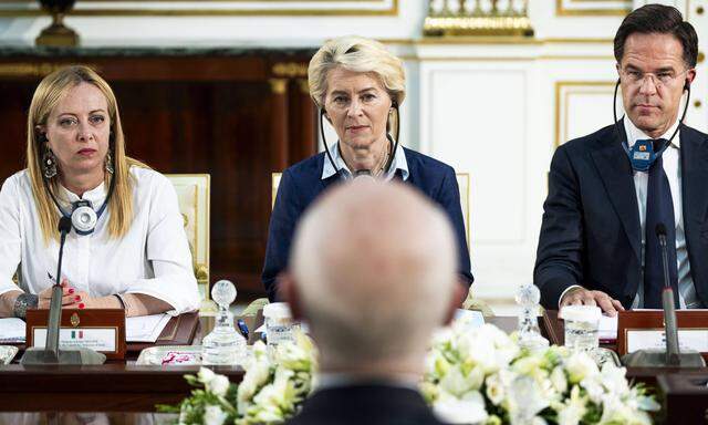Giorgia Meloni, Ursula v on der Leyen und Mark Rutte bei den Verhandlungen mit Tunesiens Präsident, Kais Saied.