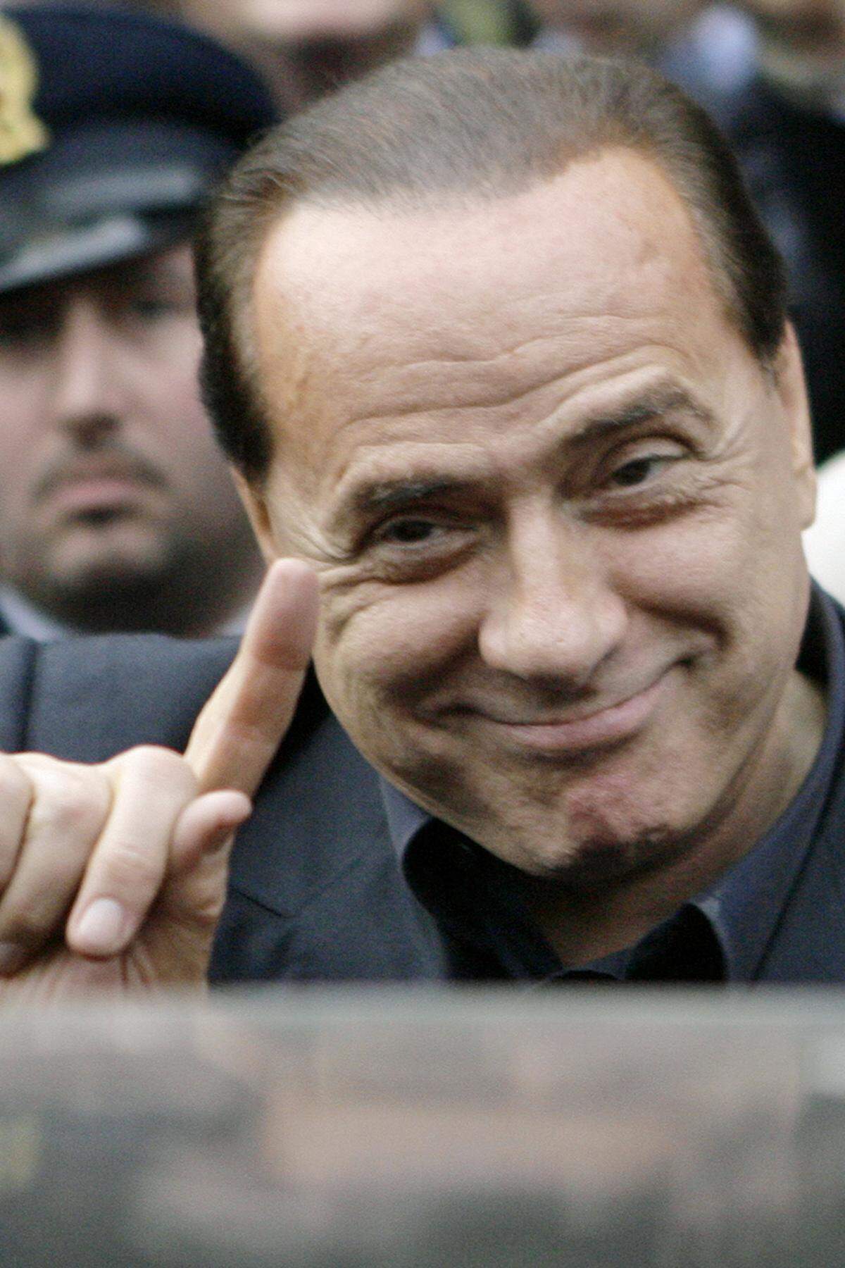 1995 wurde er beschuldigt, zum Teil mit Geldern aus schwarzen Kassen den Kicker Gianluigi Lentini für seinen Fußballverein AC Mailand gekauft zu haben. Im November 2002 wurde der Fall wegen Verjährung ad acta gelegt, nachdem die Regierungsmehrheit im Parlament die Strafen für Bilanzfälschung stark reduziert hatte. Wegen Bilanzfälschung und unerlaubter Bereicherung beim Erwerb der Filmfirma Medusa durch ReteItalia, einer Tochtergesellschaft von Berlusconis Holding Fininvest, wurde er 1997 zu 16 Monaten Gefängnis verurteilt. Die Berufungsinstanz sprach ihn 2000 frei; das Kassationsgericht bestätigte das.