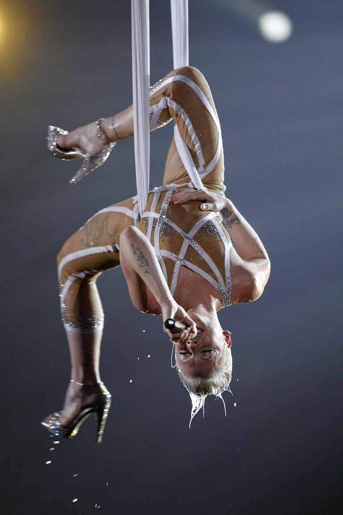 Sängerin Pink  performte 2010 in einem nudefarbenen Body.