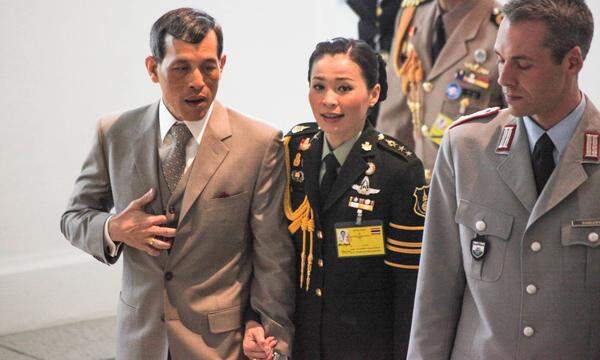 Am 10. Februar 2001 heiratete Vajiralongkorn seine dritte Frau Srirasmi Suwadee (im Bild). Aus der Beziehung ging Prinz Dipangkorn Rasmijoti hervor.   