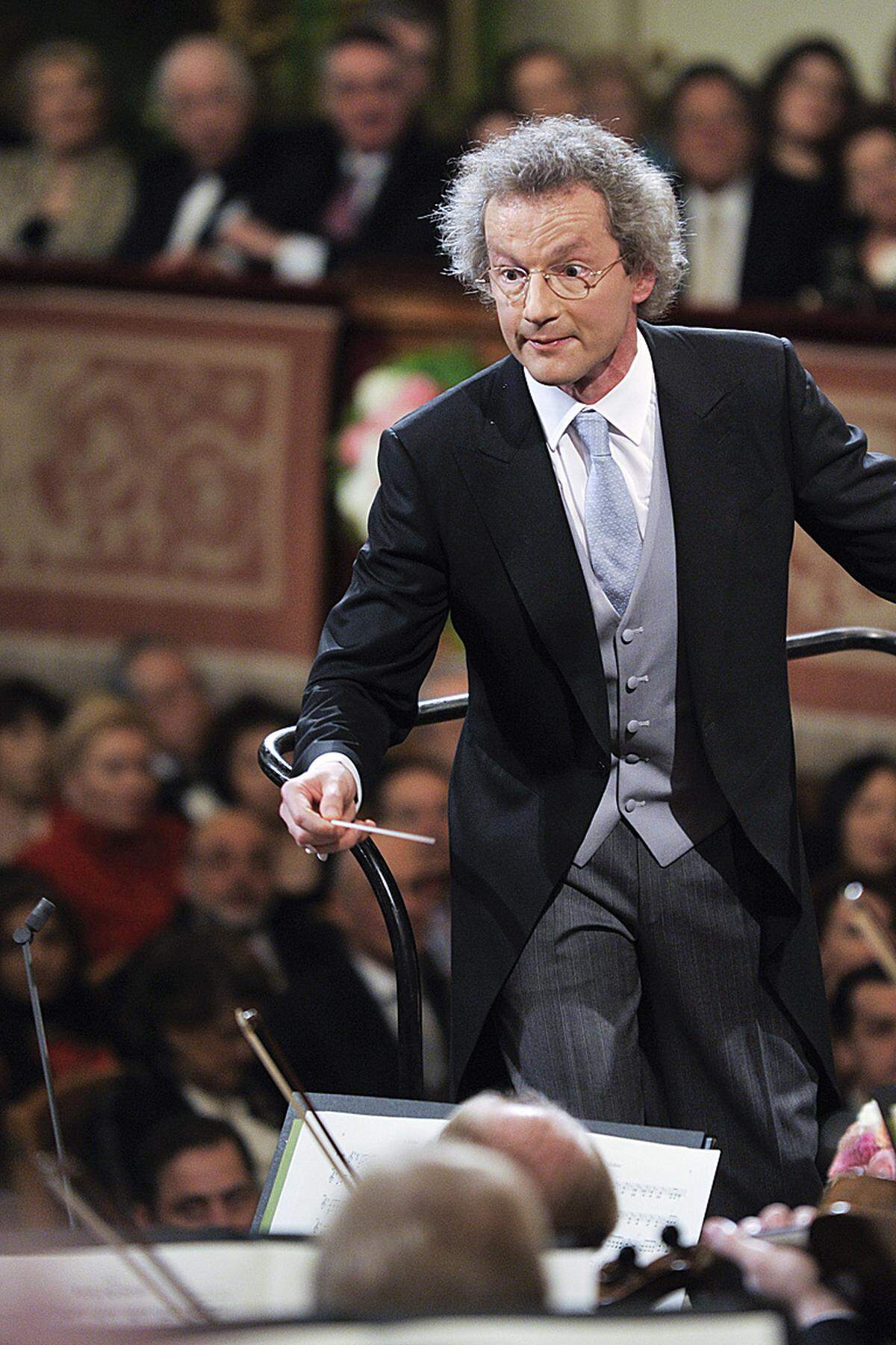 Als Assistent von Abbado in dessen Zeit an der Wiener Staatsoper war der heutige Generalmusikdirektor, Franz Welser-Möst tätig. Von ihm, "der ein sehr umgänglicher und kollegialer Künstler war, konnte ich in meiner Zeit als sein Assistent wichtige musikalische Standpunkte kennenlernen und ins Leben mitnehmen", so Welser-Möst heute. "Ich habe ihn für sein enormes Arbeitspensum sehr bewundert, genauso wie für seine Beharrlichkeit und Zielstrebigkeit, mit der er Projekte anging, die ihm ein Anliegen waren." Mit dem Festival "Wien Modern" und dem Gustav Mahler Jugendorchester habe er zwei "Meilensteine" gesetzt, "die in Wien stets an ihn erinnern werden".