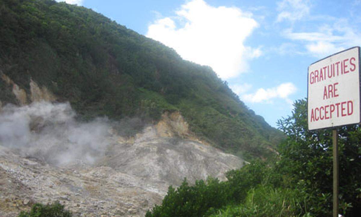 Ein paar Kilometer weiter brodelt die Erde, und es riecht nach faulen Eiern: die Sulphur Springs, der einzige Drive-In-Vulkan der Welt.