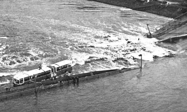 Der Einsturz der Reichsbrücke am 1. August 1976.