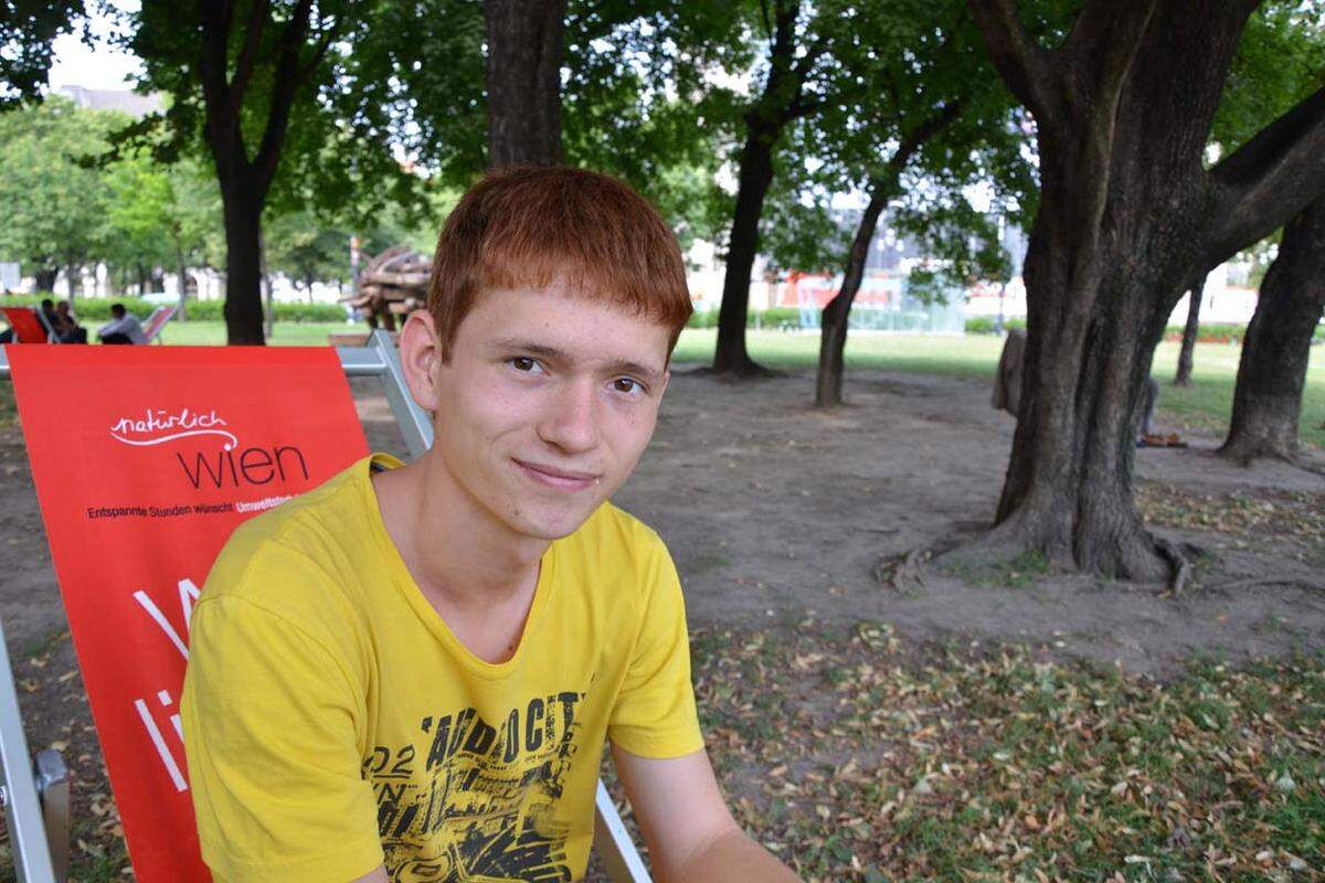 Auch der 18-jährige Verbovenko Uyacheslan hat mit der Hitze kein Problem: "Mir gefällt das Wetter in Wien sehr gut. Durch den Wind ist die Hitze nicht so schlimm". Am liebsten verbringt der Kasache den Sommer im Votivpark oder schwimmt in der Alten Donau.