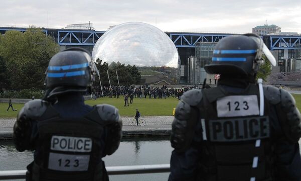 Ein Sonderkommando der Polizei bei einer Wahlkampfveranstaltung im Einsatz.