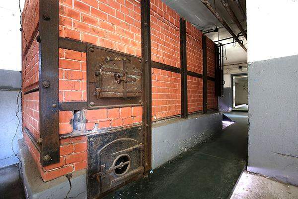 Seit 1941 war eine Gaskammer Teil der Tötungsmaschinerie. Die Leichen wurden in eigenen Krematorien verbrannt, vorher nahm man ihnen noch alles Wertvolle ab, sogar das Gold aus den Zähnen.