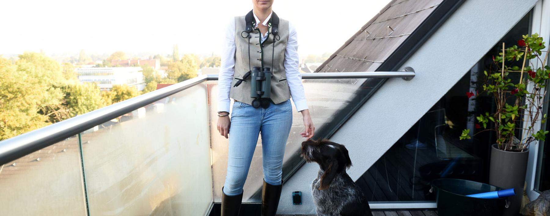 Theresa Zwettler (mit Hund Frieda) betreibt eine Jagdschule in Niederösterreich und leitet die Jagdschule des Wiener Landesjagdverbands.