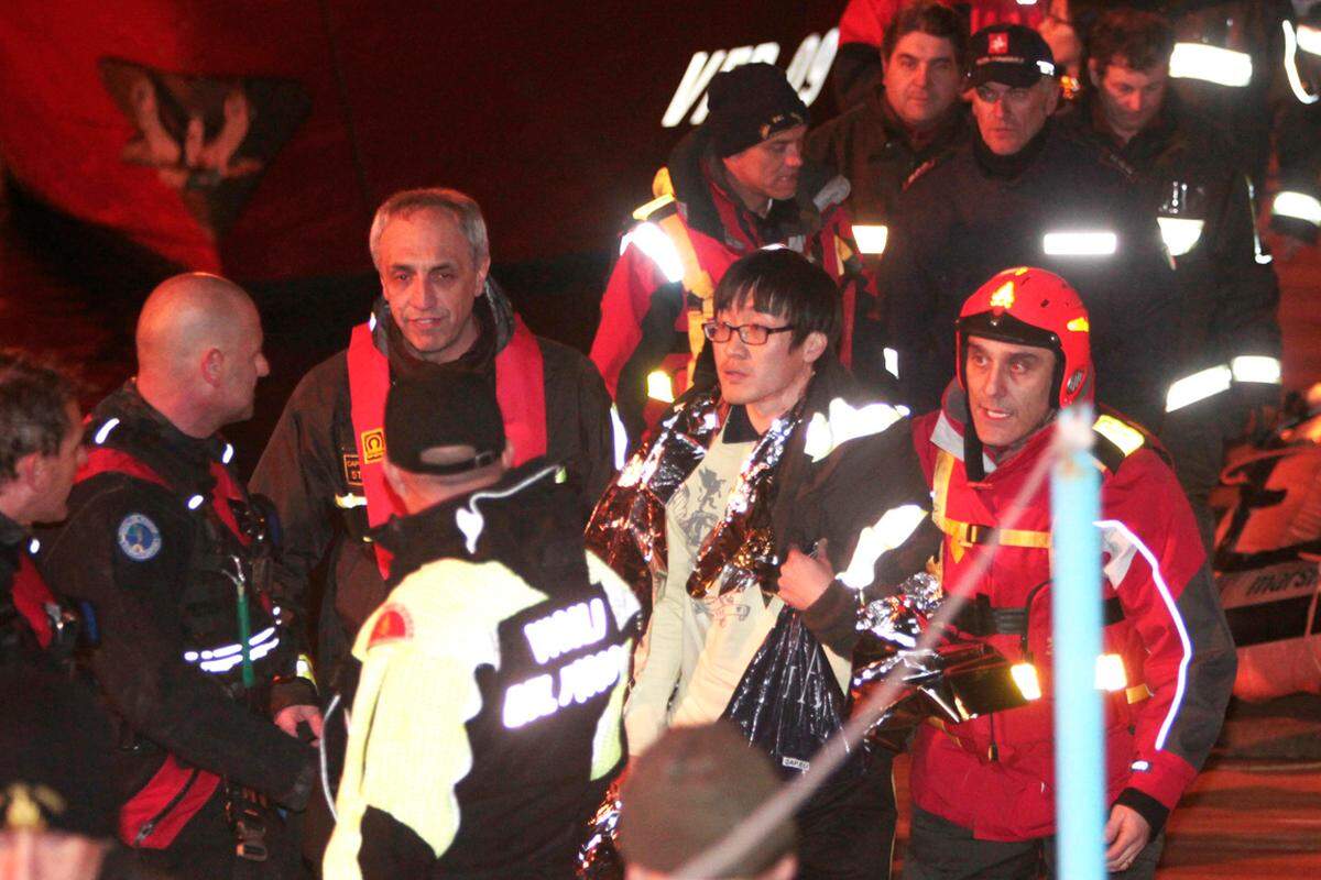 Zuerst konnte die Feuerwehr in der Nacht ein südkoreanisches Ehepaar aus dem vor der Insel Giglio auf der Seite liegenden Schiff holen. Das Paar auf Hochzeitsreise sei mitgenommen, aber wohlauf, berichteten italienische Medien. Ein italienischer Bordoffizier mit gebrochenem Bein wurde ebenfalls gerettet.