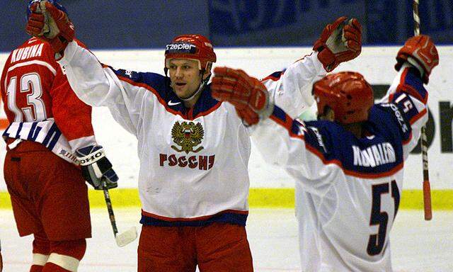 RUSSIA´S KARPOV AND KOVALENKO CELEBRATE GOAL AGAINST CZECH REPUBLIC.