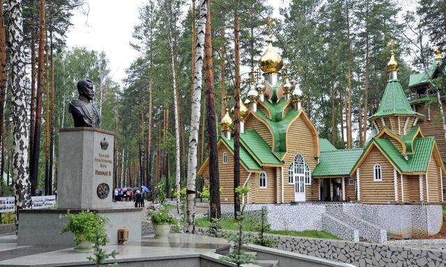 Der letzte russische Zar Nikolaus II. wird als Heiliger verehrt: Orthodoxes Kloster Ganina Jama außerhalb von Jekaterinburg. Hier wurden die Leichen der Romanows nach der Erschießung zunächst verscharrt.