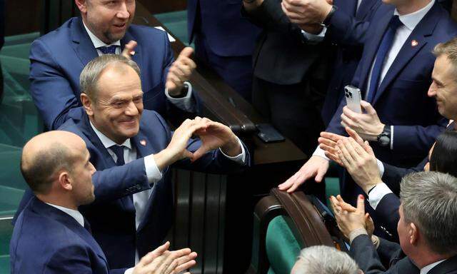 Donald Tusk (links) nach seiner Wahl zum Premierminister im Parlament am 11. Dezember.