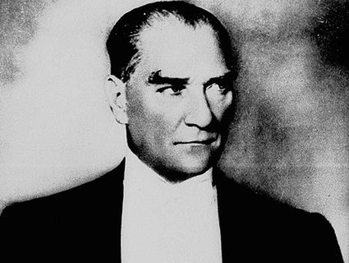 Auf Mustafa Kemal Atatürk ("Vater der Türken"), Begründer der modernen Türkei geht die enge Verbindung von Politik und Militär zurück. Er selbst wurde für seine Leistungen im Ersten Weltkrieg zum General befördert, 1922 schlug er die griechische Invasion zurück. Damit war die Basis für die Stellung des Militärs gelegt.Atatürk auf einer Aufnahme von 1937