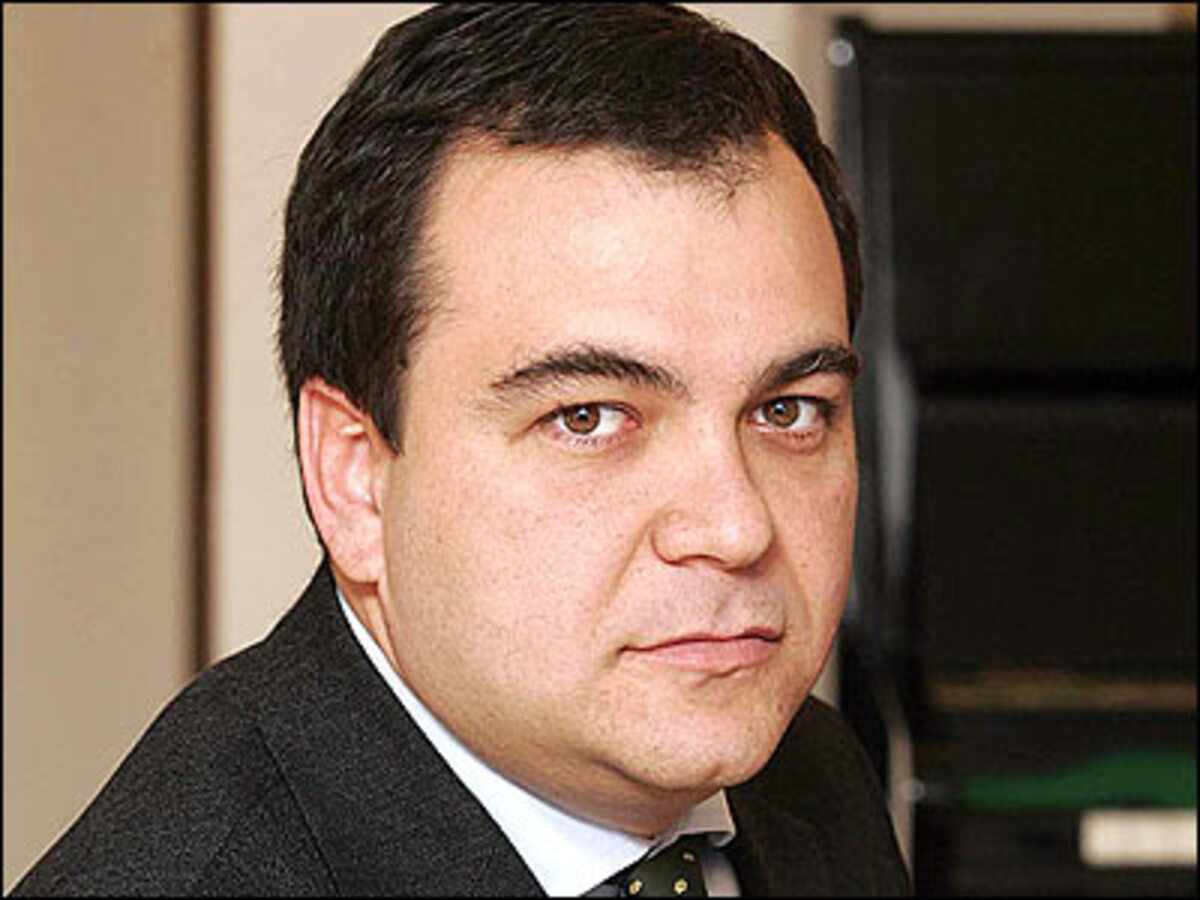 Der italienische Kontaktmann von Alexander Litwinenko ist ebenfalls mit der radioaktiven Substanz Polonium 210 verseucht. Im Urin des Geheimdienstexperten Mario Scaramella werden große Mengen des Isotops nachgewiesen.Nach Angaben der britischen Gesundheitsbehörde HPA haben Tests ergeben, dass "eine weitere Person", die in "direktem Kontakt" zu Litwinenko gestanden ist, mit einer "großen Menge des radioaktiven Isotops Polonium 210" belastet sei. Laut Sky News zeigte Scaramella bisher keine Vergiftungssymptome, werde aber intensiv untersucht. Scaramella steht unter Polizeischutz und gilt den Ermittlern als wichtiger Zeuge.