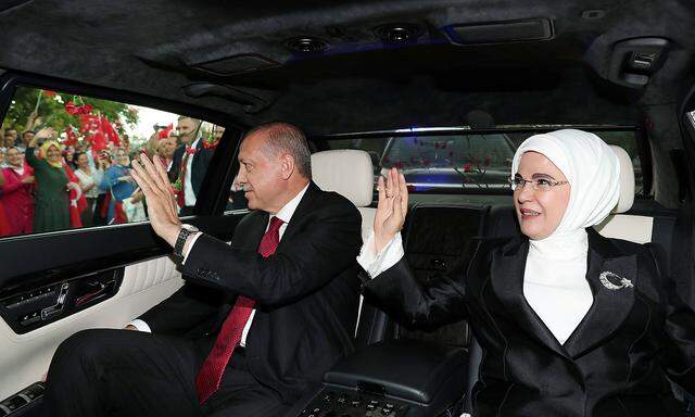 Präsident Recep Tayyip Erdogan fährt mit seiner Frau Emine in einer Limousine zur Angelobung in Ankara.