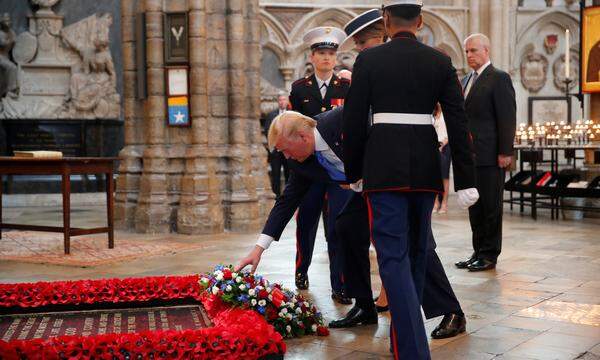 Dort legte der US-Präsident einen Kranz auf dem Grab des Unbekannten Soldaten nieder.