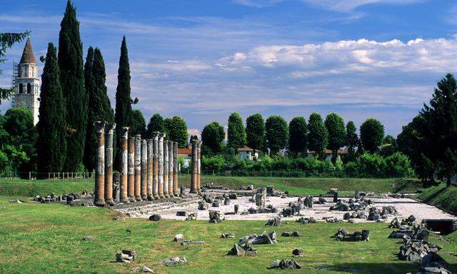 Was vom Forum Romanum in Aquileia übrig ist. Mussolini ließ die Säulen unkorrekt aufrichten.