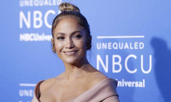 Mit dem Hashtag #RIPJenniferLopez gedachten Fans der Sängerin und Schauspielerin. Binnen weniger Stunden war der Hashatg zum Trending Topic geworden, wobei die Actrice selbst kurz zuvor noch fleißig twitterte.