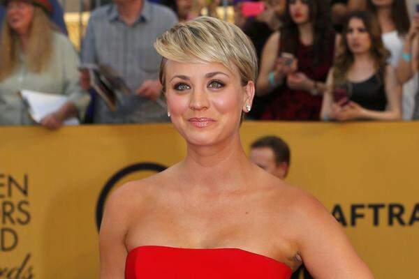 "‘Big Bang Theory"-Star Kaley Cuoco steht zu ihrer frühen Transformation. Der US-"Cosmopolitan" gestand sie, dass sie sich mit 18 Jahren die Brüsten vergrößern ließ und dass sie diese Entscheidung nie bereut hatte. Im Gegenteil, der Eingriff wäre das Beste, was sie in ihrem Leben gemacht hätte. Eine Nasen-Op ließ sie aus rein medizinischen Gründen durchführen, weil sie jahrelang von Nasentropfen abhängig war.