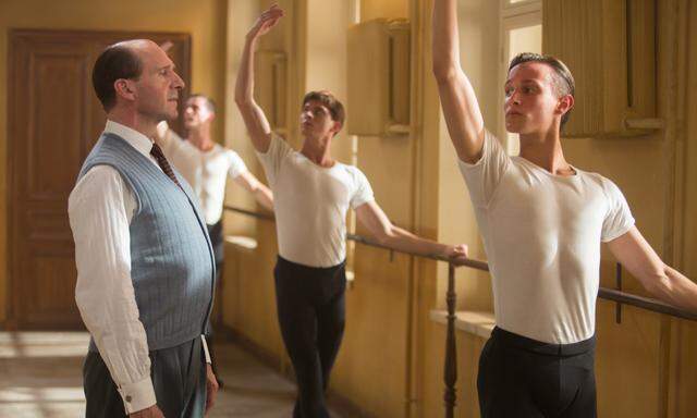 Als Neuankömmling an der staatlichen Ballettschule in Leningrad muss Rudolf Nurejew (Oleg Iwenko; an der Stange Mitte) um die Aufmerksamkeit des Lehrers Alexander Puschkin (Ralph Fiennes) buhlen.