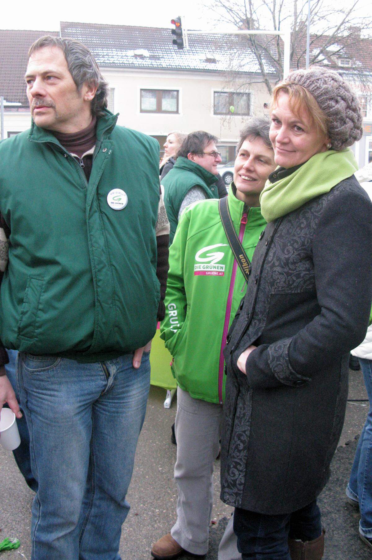 Auch Andy Vanek, hiesiger grüner Klubsprecher und einer von zwei grünen Stadträten im "Stadtl", beehrt das Eis-Event. Er will sich ansonsten aber nicht in den Wahlkampf einbringen. "Keine Zeit" wegen der Stadtpolitik, sagt Vanek. Mit Blick auf die grünen Wahlchancen am 3. März irritiert ihn der "Kampf der Despoten". Gemeint sind Erwin Pröll und Frank Stronach. Viele Grüne fürchten, dass die Partei im Schlagabtausch zwischen Landeshauptmann und Milliardär medial untergeht.Links im Bild: Die grüne Landtagsabgeordnete Amrita Enzinger.