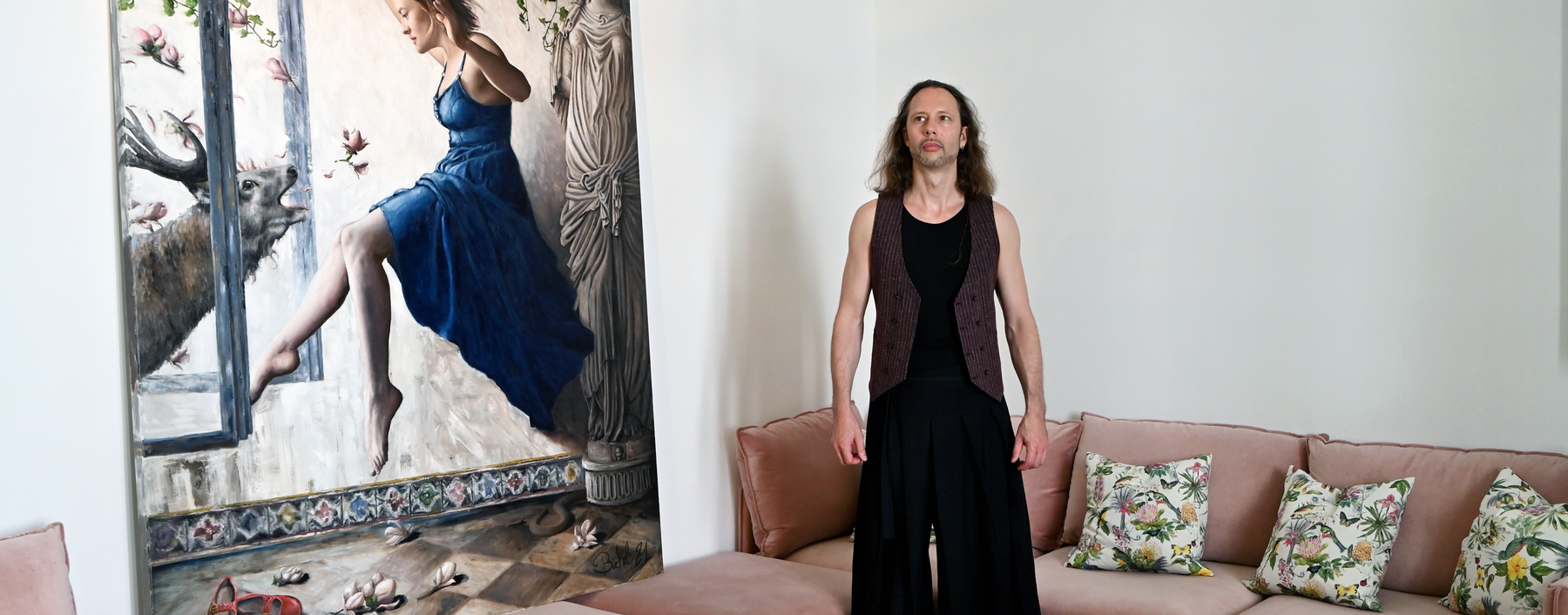 Der Tiroler Künstler Mike Büchel mit seinem Ölgemälde: Das Original hängt in einem Wiener Büro, eine winzige Kopie soll demnächst auf dem Mond ausgestellt werden. 