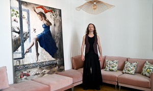 Der Tiroler Künstler Mike Büchel mit seinem Ölgemälde: Das Original hängt in einem Wiener Büro, eine winzige Kopie soll demnächst auf dem Mond ausgestellt werden. 