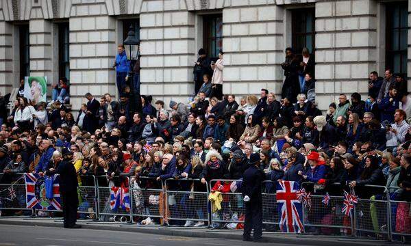 Entlang der Strecke, auf der der Sarg der Königin von der Westminster Abbey zum Wellington Arch geleitet wurde, gebe es keine Plätze mehr. Das teilte das Rathaus am Montag in der britischen Hauptstadt am Vormittag mit. Die Anteilnahme ist groß. 