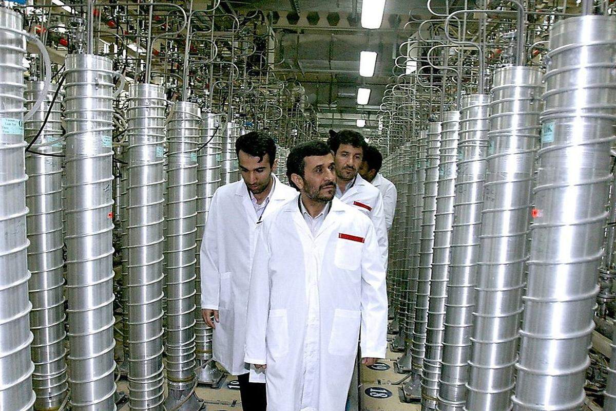 Irans Präsident Mahmoud Ahmadinejad berichtet von einer betriebsbereiten Uranfabrik in der Stadt Isfahan.