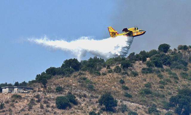 Im Einsatz gegen die Waldbrände in Monte Castillo waren auch ein Löschflugzeug und zwei Helikopter.