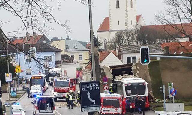 Bei dem Unfall wurden vier Menschen verletzt. 