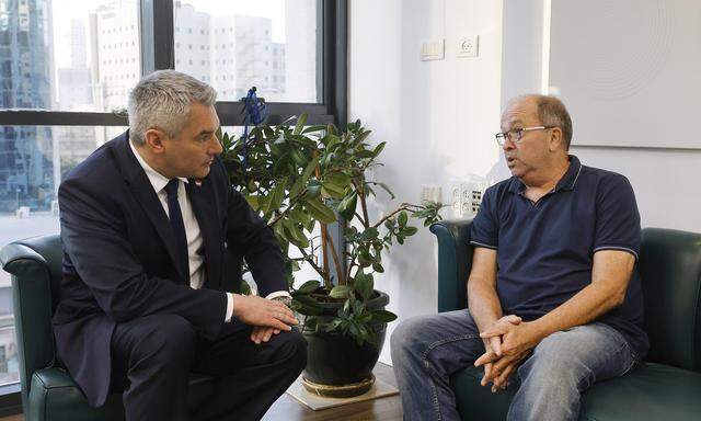 Bundeskanzler Karl Nehammer traf Gilad Korngold, Vater eines vermissten österreichischen Staatsbürgers, in Tel Aviv.