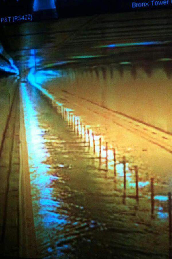 New York. Sieben Tunnel der U-Bahn sind überflutet.