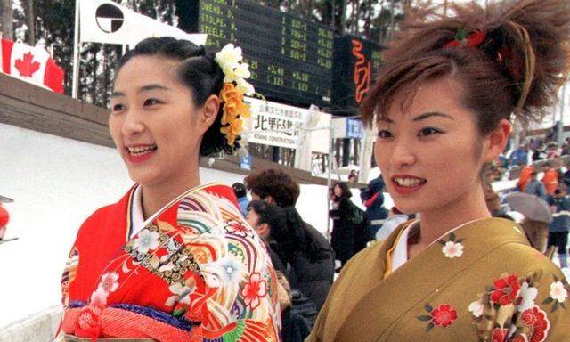 Japanerinnen im Kimono