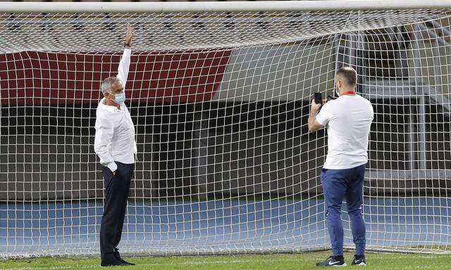Nach Hinweisen seiner Goalies dokumentierte Jos´e Mourinho das fünf Zentimeter zu niedrige Tor in Skopje.