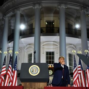 Die Einschätzungen der Experten erfolgten vor der Corona-Infektion Trumps. Sollte der Präsident schwer erkranken oder sterben, würden die Turbulenzen an den Börsen zumindest vor der Wahl keineswegs geringer ausfallen. 