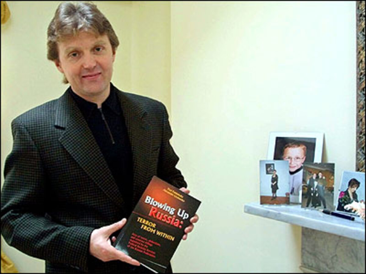 Litwinenko ist mit einem Russen in einem Londoner Hotel zum Tee verabredet. Laut Ermittlungen trifft er statt auf den Erwarteten auf einen Unbekannten, der sich ihm als "Vladimir" vorstellt. Obwohl dieser seine Identität nicht preisgibt, trinken beide Männer Tee miteinander. Später soll Litwinenko sich mit einem italienischen Wissenschaftler in einer Sushi-Bar getroffen haben.  Litwinenko hat sich allem Anschein nach mit Lugowoi und der Geschäftsmann Dimitri Kowtun, beide Ex-Spione, getroffen. Beide zählen zu den Hauptverdächtigen im Mordfall.