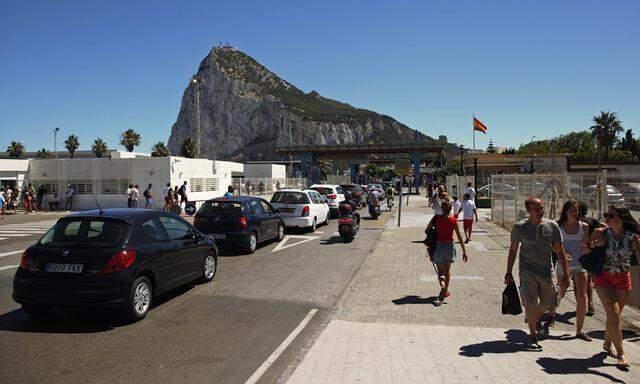 Warten in andalusischer Gluthitze: Seit der Konflikt zwischen Spanien und Gibraltar eskaliert ist, dauern die Grenzkontrollen besonders lange.