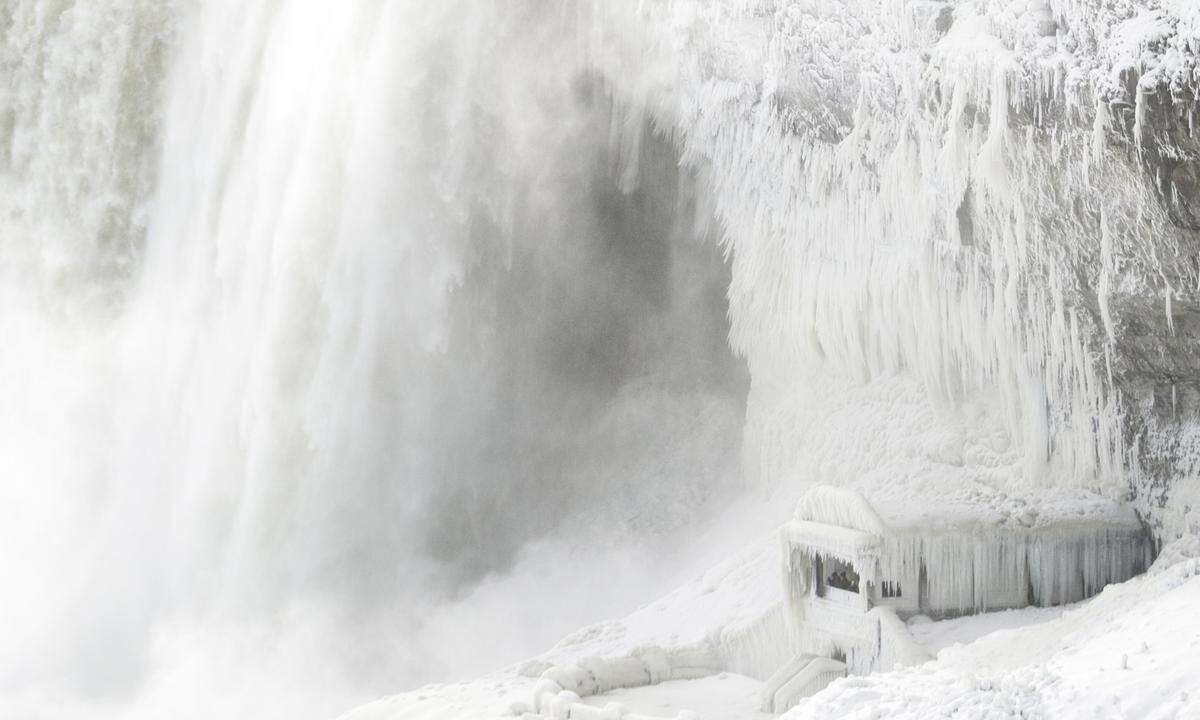Eiseskälte hat die gesamte Ostküste Nordamerikas fest im Griff. Sogar in Florida gibt es Schnee. An der Grenze zwischen den USA und Kanada präsentieren sich die Niagarafälle derzeit als Winterwunderland.