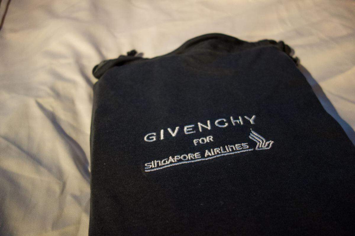 Polster, Decken, Pyjama und Slipper wurden von Givenchy für Singapur Airlines gefertigt.